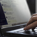 Billede af hænder ved en computer