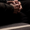 Billede af foldede hænder i bøn